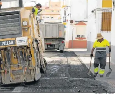  ?? AYUNTAMIEN­TO SAN FERNANDO ?? Operarios trabajando en el asfaltado de una calle en la zona de San Ignacio.