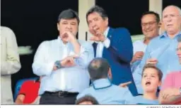  ?? ALBERTO DOMÍNGUEZ ?? Manolo Zambrano charla con Gabriel Cruz en el palco del Nuevo Colombino.