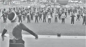  ??  ?? BUDAYA SIHAT: Sebahagian warga MPS menyertai senamrobik sempena Hari Sukan Negara Bahagian Sibu di Dataran Bandar Sibu Fasa I, semalam.