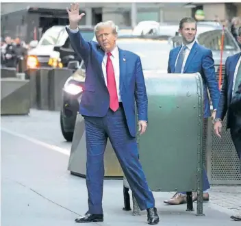  ?? FOTO: IMAGO IMAGES ?? Der frühere US-Präsident Donald Trump auf dem Weg zu einer Pressekonf­erenz nach den Schlussplä­doyers in seinem New Yorker Verfahren. Bei den ersten Vorwahlen wird sich zeigen, wie stark sein Rückhalt in der Partei ist.