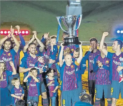  ?? FOTO: PERE PUNTÍ ?? Andrés Iniesta levantó la Liga, el último de sus 32 trofeos, tras una temporada más que meritoria del Barça