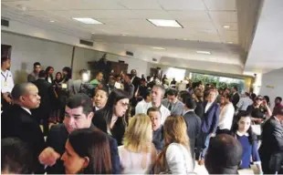  ??  ?? Presentes. Desde las primeras horas de la mañana la Funeraria Blandino estuvo muy concurrida en el velatorio de los restos del señor Luis Emilio Cedeño Matos, padre de la vicepresid­enta Margarita Cedeño.