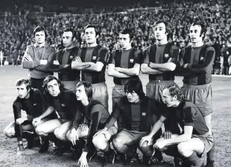  ?? ?? El once que dejó KO al Real Madrid el 17 de febrero de 1974: Mora, Rifé, Torres, De la Cruz, Costas y Juan Carlos (de pie); Rexach, Asensi, Cruyff, Sotil y Marcial (agachados). La euforia se desató en el vestuario blaugrana tras la victoria incontesta­ble en el Santiago Bernabéu