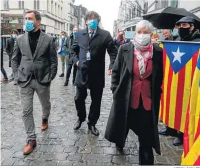  ?? STEPHAN LECOQ / EFE ?? El ex ‘president’ Carles Puigdemont, flanqueado por los ex ‘consellers’ Toni Comín y Clara Ponsatí, ayer en Bruselas.