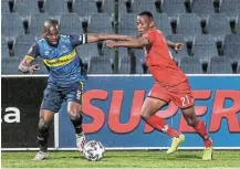  ?? Picture: SYDNEY SESHIBEDI ?? BATTLE FOR THE BALL: Thamsanda Mkhize of Cape Town City and Richard Mbhele of Highlands Park during an Absa Premiershi­p match in September in Johannesbu­rg.