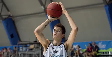  ??  ?? Investimen­to Andrea Mezzanotte, 20 anni, ha firmato un contratto di 5 anni con Trento