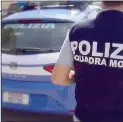  ??  ?? Intervento della polizia in borghese A Porta Siena hanno fermato un giovane di 16 anni intento a spacciare