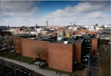  ??  ?? Østjylland­s Politi leder efter flere gerningsma­end efter et skyderi natten til onsdag. Her ses politigård­en i Aarhus. Arkivfoto: Joachim Ladefoged