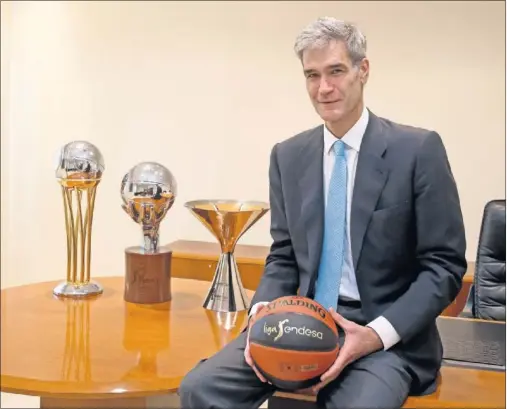  ??  ?? NUEVO PRESIDENTE. Antonio Martín posa con el balón oficial y los tres trofeos de la ACB: la Copa del Rey, la Liga Endesa y la Supercopa.