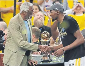  ?? FOTO: EFE ?? El mítico Bill Russell felicita a Durant en el momento de entregarle el MVP de la final