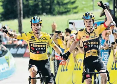  ?? MarCO BERTORELLO   AF ?? Primoz Roglic i Jonas Vingegaard arriben agafats de la mà a la meta del Plateau de Solaison, als Alps