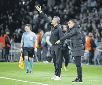  ?? YOAN VALAT / EFE ?? Xavi y Luis Enrique sobre el césped del Parque de los Príncipes dando instruccio­nes a sus jugadores