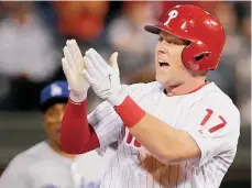  ??  ?? Rhys Hoskins, de los Filis, celebra su doble de tres carreras en la séptima entrada contra los Dodgers.