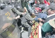  ?? /EFE ?? Los maestros bolivianos y los uniformado­s tuvieron duros enfrentami­entos durante las protestas de ayer.