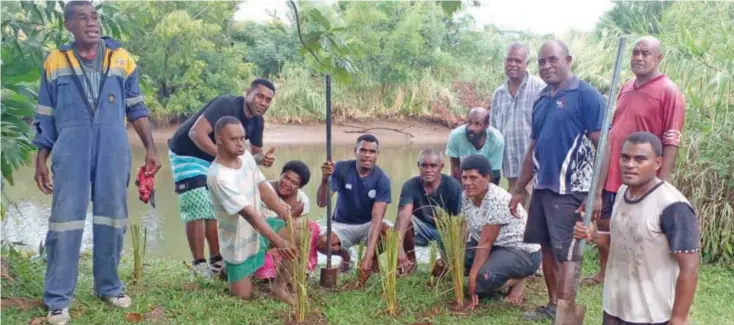  ?? Photo: Salote Qalubau ?? Naviyago villagers plant vertiver grass along the Vitogo river in Lautoka on June 30,2022.