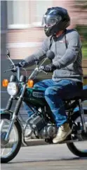  ?? Foto: dpa/Jens Wolf ?? Mit 15 aufs Moped – dieser Traum junger Leute ist nunmehr wahr geworden.