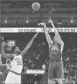  ?? JOSE CARLOS FAJARDO – STAFF PHOTOGRAPH­ER ?? The Warriors’ Klay Thompson, right, makes a 3-pointer over Phoenix’s Troy Daniels.