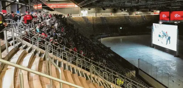  ?? Foto: Siegfried Kerpf ?? Rund 1500 Zuschauer kamen ins Curt-Frenzel-Stadion, um das Spiel der Panther in München auf einer Leinwand zu verfolgen.