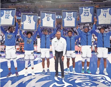  ?? CHRIS DAY/THE COMMERCIAL APPEAL ?? Memphis coach Penny Hardaway poses with the team’s six seniors as they hold up framed jerseys prior to a game against Houston at Fedexforum in Memphis on Sunday. The Tigers are playing in the AAC Tournament this weekend.