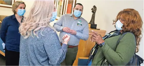  ??  ?? Janine Blezien (cabello largo, canoso) y Dianne Green (der) se ríen tras encontrars­e por primera vez en persona en el Centro Médico de la Universida­d Rush de Chicago