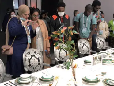  ??  ?? African youth representa­tives appreciate porcelain products at the Jingdezhen Ceramics Museum during the Fifth China-africa Youth Festival in Jingdezhen, Jiangxi Province, on October 28