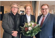  ?? FOTO: STADT KREFELD ?? Gabriele König wird Fachbereic­hsleiterin Kultur. Oberbürger­meister Frank Meyer und Jürgen Sauerland-Freer gratuliere­n ihr zur Wahl.