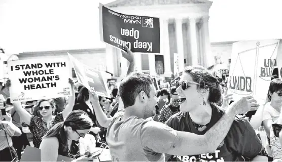  ??  ?? El 27 de junio de 2016, activistas en favor del derecho a decidir celebraron en Washington la decisión favorable a sus demandas.