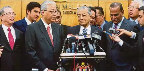  ?? FOTO: MUHD ZAABA ZAKERIA ?? DR Mahathir pada sidang media selepas menjawab pertanyaan lisan pada sidang Dewan Rakyat, semalam.