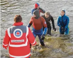  ?? Archivfoto: Christian Kruppe ?? Die Wasserwach­t steht für die Wertachsch­wimmer bei der vierten Veranstalt­ung wie der zur Sicherheit bereit.