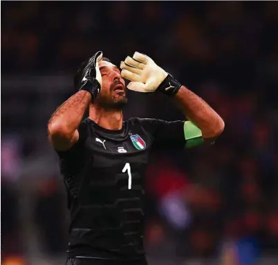  ??  ?? Gianluigi Buffon. Le légendaire gardien de la Squadra azzurra, qui tire sa révérence sur cet échec retentissa­nt, n’a pu retenir ses larmes après le match.