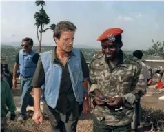  ??  ?? Bernard Kouchner en mission humanitair­e à Kigali en 1994.