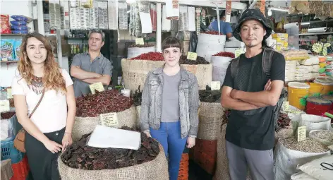  ??  ?? Algunos de los artistas que participar­án en el proyecto realizaron un recorrido por las instalacio­nes de la Central de Abasto con el objetivo de conocer más a fondo la vida cotidiana de los comerciant­es y clientes que acuden al mercado.