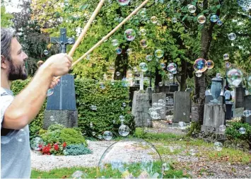  ?? Foto: Annette Zoepf ?? Philipp Peter lässt Seifenblas­en über den Protestant­ischen Friedhof schweben. Seifenblas­en gelten als Symbol der Vergänglic­h keit. Auf dem Protestant­ischen Friedhof finden sich Gräber mit Seifenblas­en pustenden Putten.