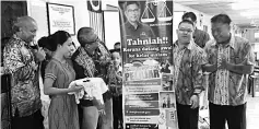  ??  ?? Dr Annuar (front row, second left) launching the ‘Laman Ilmu’ at Rumah Bungan, while headman Bungan Jaya (second right) and others look on.