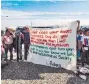  ??  ?? PROTESTA. En el consulado de Estados Unidos en Tijuana, cerca de 150 migrantes se manifestar­on.