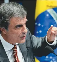  ??  ?? Em tom emocional, Cardozo pede justiça para Dilma