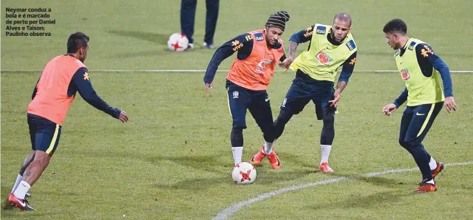  ??  ?? Neymar conduz a bola e é marcado de perto por Daniel Alves e Taison; Paulinho observa