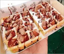  ??  ?? CLÁSICO. Los waffles de Lapataia y el dulce de leche, que no puede faltar entre los clásicos.