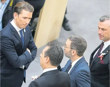  ??  ?? Sebastian Kurz führte am Donnerstag keine Koalitions­verhandlun­gen mit Heinz-Christian Strache, Herbert Kick ert Hofer (v. l.). Bundespräs­ident Alexander Van der Bellen sah die Amtsüberga­be von Doris Bures (3. Bild, rechts) an Elisabeth Köstinger und...