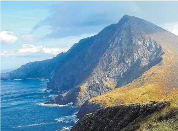  ?? FOTO: WIKICOMMON­S ?? Wild und ungestüm: ein Blick auf Croaghaun Cliff auf Achill Island.