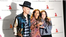  ??  ?? Jesse & Joy entregaron el reconocimi­ento a Gabriela Martínez.