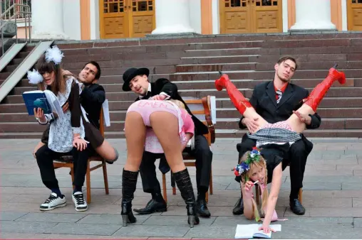  ??  ?? Miembros del colectivo FEMEN protestan en Kiev (Ucrania) ante el Ministerio de Educación para denunciar el acoso sexual que sufren las estudiante­s por parte de algunos profesores en todo el país.