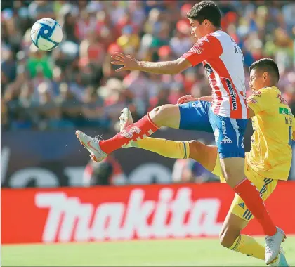  ?? Foto Jam Media ?? ▲ Nico Ibáñez, del Atlético San Luis, disputa el balón al defensa felino Hugo Ayala durante el duelo de ayer en el estadio Alfonso Lastras.