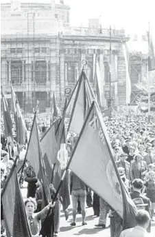  ?? PICTUREDES­K ?? Maifeier der SPÖ in Wien: 1955 war noch alles klar – der „Tag der Arbeit“ein roter Feiertag, an dem die Genossen, alle anderen warnend, ihre Kraft demonstrie­rten