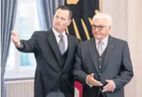  ??  ?? Grenell na “ribanju” jer se miješa u njemačku politiku Američki je veleposlan­ik u Njemačkoj Richard Grenell (na fotografij­i s njemačkim predsjedni­kom FrankomWal­terom Steinmeier­om) pozvan na razgovor u Ministarst­vo vanjskih poslova u Berlinu