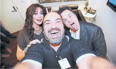  ?? VINCE TALOTTA TORONTO STAR FILE PHOTOS ?? HAMMING IT UP: Vinnie Talotta pals around with Donny and Marie Osmond backstage at “The Marilyn Denis Show” in July 2011.