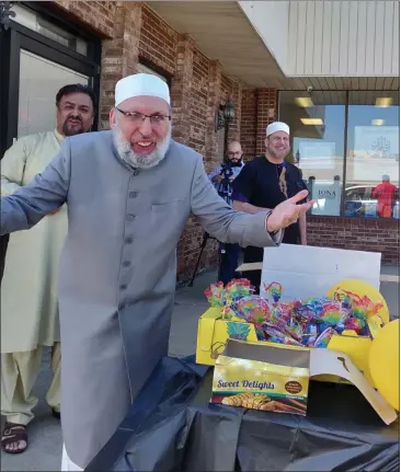  ?? PHOTOS COURTESY STEVE MUSTAFA ELTURK ?? Imam Steve Mustafa Elturk distribute­s Eid gifts to community members in 2020.