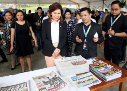  ?? Photo by Milo Brioso ?? MEDIA MILEAGE. Department of Tourism Secretary Wanda Corazon Teo walks through different media booths displayed at CAP Convention Center in Camp John Hay during the ongoing 2017 Media Congress.