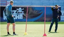  ??  ?? Die Landsleute Jos Luhukay (r.) und Henk Veerman beim Talk im Training. Heute braucht der Trainer die Hilfe des Stürmers.