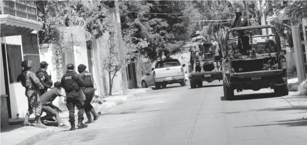  ?? EL DEBATE ?? Momento en que el sujeto que se desplazaba en la motociclet­a es arrestado por los policías federales y marinos.